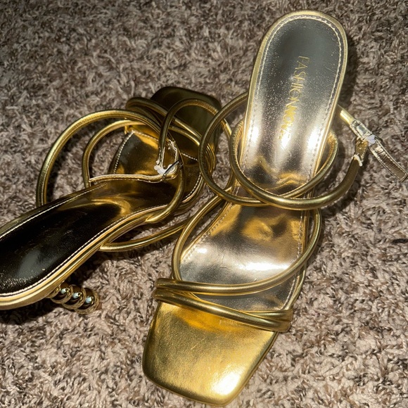 Fashion Nova Metallic Gold Strappy Sandals size 8.5 - Picture 1 of 3